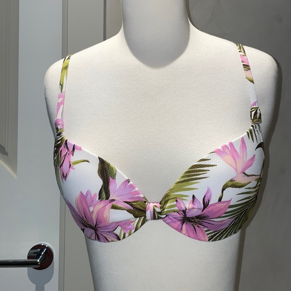 Shade & Shore Bikini top only. Pair with solid pink, white, or olive bottoms.